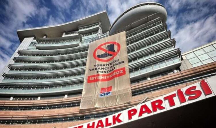 CHP Genel Merkezi’ne ‘tezkere’ pankartı