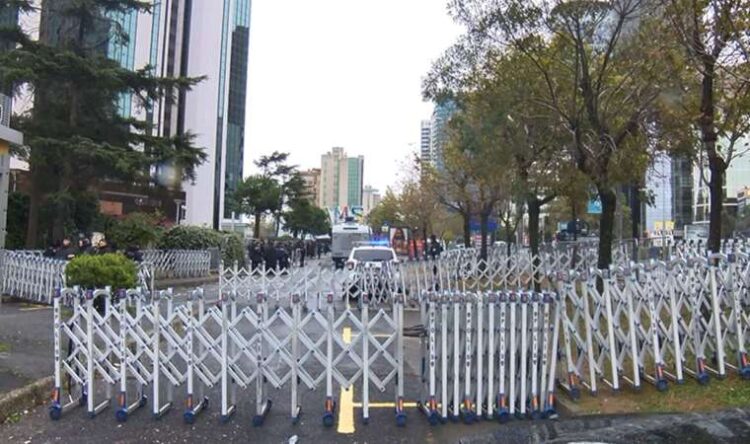 İsrail Başkonsolosluğu’nun çevresi demir bariyerlerle kapatıldı