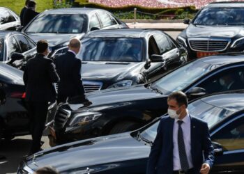 Meclis’e araçla girişe sınırlama