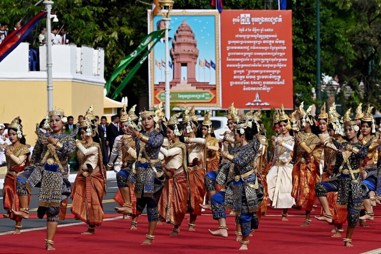 Xi’den Kamboçya liderlerine 70. yıl dönümü için tebrik