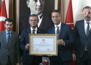 CHP’nin yeni genel başkanı Özgür Özel mazbatasını aldı