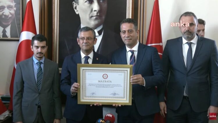 CHP’nin yeni genel başkanı Özgür Özel mazbatasını aldı