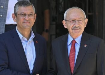 CHP’de devir teslim töreni… Kılıçdaroğlu, koltuğu Özgür Özel’e bıraktı