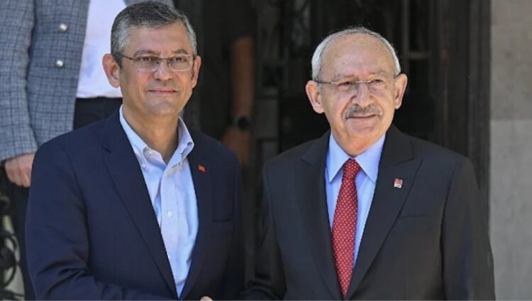 CHP’de devir teslim töreni… Kılıçdaroğlu, koltuğu Özgür Özel’e bıraktı