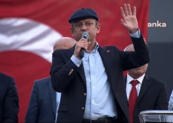 Özgür Özel Osmaniye’de: “Yapılması gereken evlerin daha inşaatları yok”