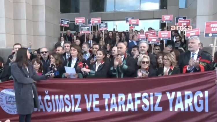 Avukatlardan Çağlayan Adliyesi önünde ‘Anayasa’ eylemi