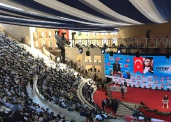 CHP’de kurultay heyecanı: İki aday genel başkanlık için yarışıyor