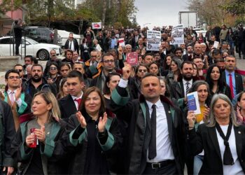 Avukatlar, Barolar Birliği önünde: ‘Yargı kendi attığı düğümü kendisi çözmeli’