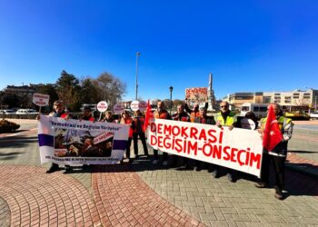 Çanakkale’den Ankara’ya yürüyüş başlatan CHP’li aday adayına Eskişehir’de kitlesel karşılama…