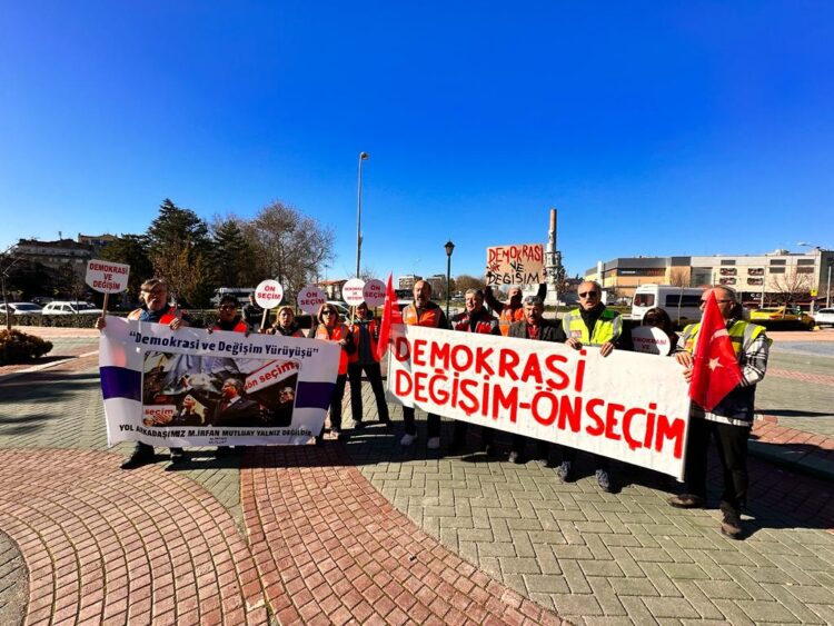 Çanakkale’den Ankara’ya yürüyüş başlatan CHP’li aday adayına Eskişehir’de kitlesel karşılama…