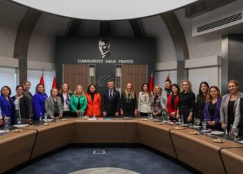 CHP Genel Başkanı Özgür Özel, Kadın Kolları MYK üyeleriyle buluştu