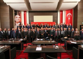 Özgür Özel, partisinin eski milletvekilleri ile bir araya geldi