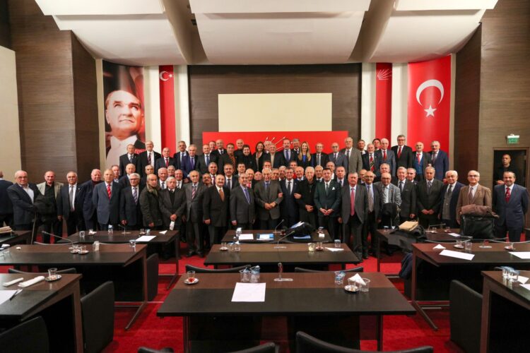 Özgür Özel, partisinin eski milletvekilleri ile bir araya geldi