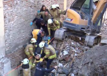 Kadıköy’de bina çöktü: Bir işçi enkaz altında kaldı!