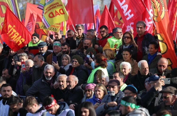 Aleviler “Laik eğitim, insanca yaşam, demokratik Türkiye” mitingi düzenledi