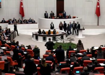AK Partililer kürsüye yürüdü, oturuma ara verildi