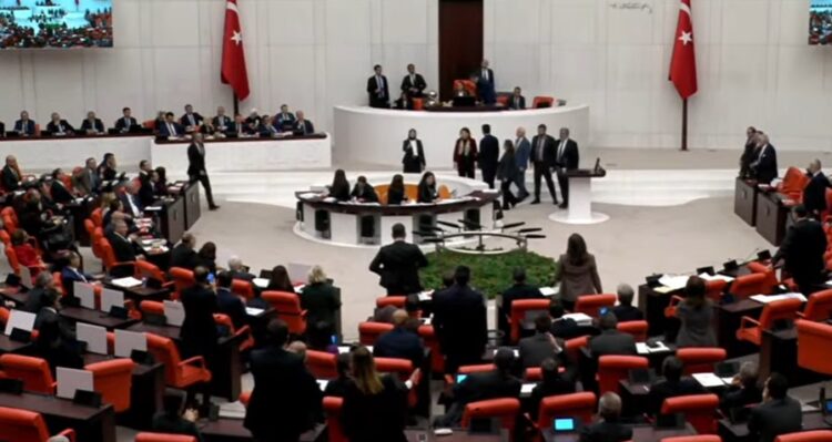 AK Partililer kürsüye yürüdü, oturuma ara verildi