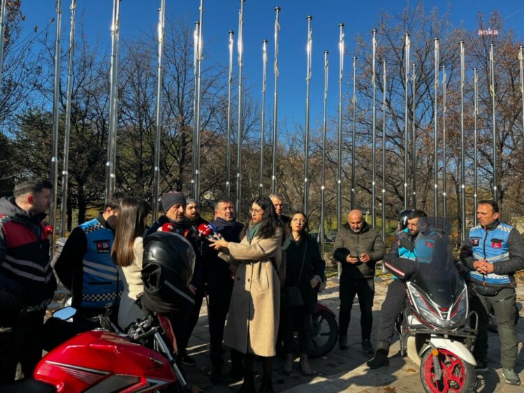 Veli Ağbaba, moto kuryelerle birlikte TBMM önünde açıklama yaptı