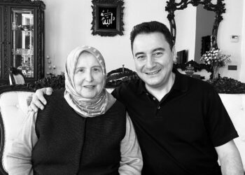 Babacan, babasının ölümünden 26 gün sonra annesini kaybetti