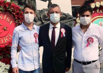 Özgür Özel, şehit Er Enis Budak ile olan fotoğrafını paylaştı