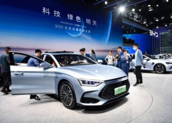 Çinli BYD şirketi, kiraladığı otomobil taşıyıcı gemiyi teslim aldı