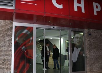 Antalya’da CHP il binasına taşlı saldırı!