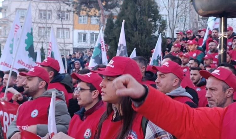 Metal işçileri 39 fabrikada grev kararı aldı