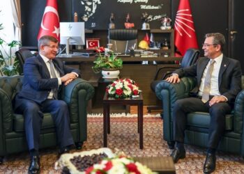 Özgür Özel, Ahmet Davutoğlu’yla görüştü
