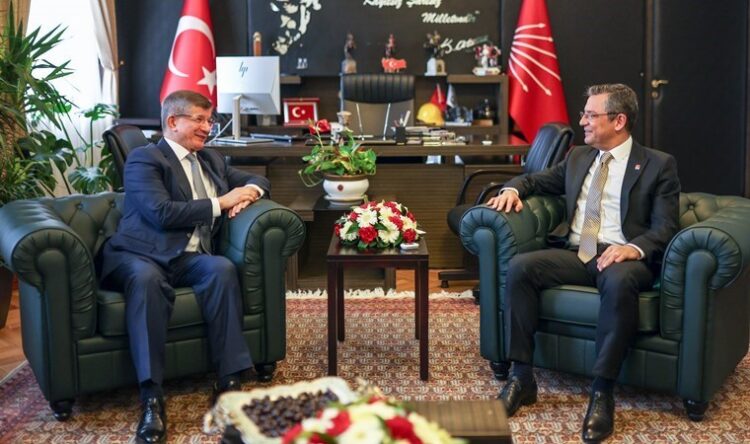 Özgür Özel, Ahmet Davutoğlu’yla görüştü
