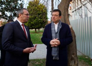 İmamoğlu TÜGVA’ya devredilen yıkılmış binayı inceledi