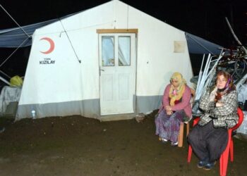 Şehidin ailesi, deprem bölgesinde çadırda kalıyor