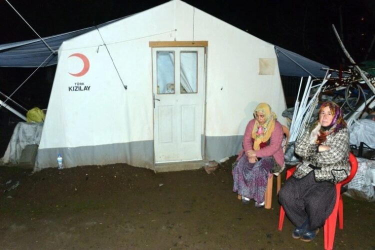 Şehidin ailesi, deprem bölgesinde çadırda kalıyor