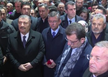 Özgür Özel, büyük depremlerin yıl dönümünde Hatay’da anma etkinliğine katıldı