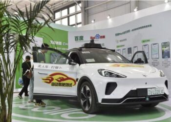 Çin’in Wuhan kentinde sürücüsüz taksiler nehrin iki yakasını birbirine bağladı