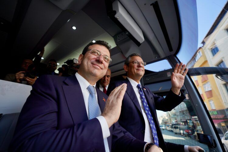 Özgür Özel ve İmamoğlu, Sultangazi’de halkla buluştu