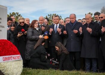 Eski CHP Genel Başkanı Deniz Baykal mezarı başında anıldı