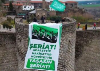Kar maskesi takıp, ‘Yaşasın şeriat’ pankartı astılar