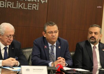Özgür Özel’den Hamza Dağ’a: “Ben panik halinde rozetimi mi çıkarmışım”