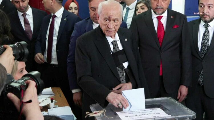 Devlet Bahçeli oy kullandı, yüzündeki morluklar dikkat çekti!