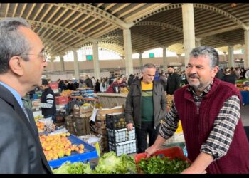 CHP’li Tezcan’a dert yanan pazarcı esnafı: “Tekerlek patlak, jantın üstünde gidiyoruz”