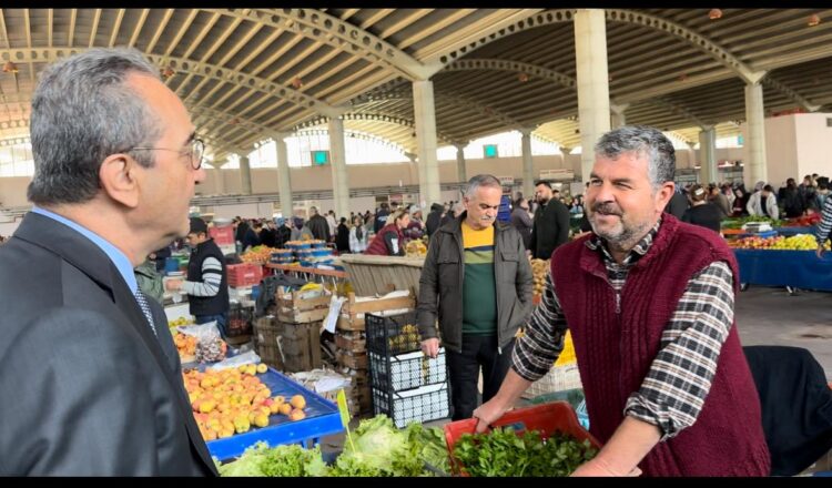 CHP’li Tezcan’a dert yanan pazarcı esnafı: “Tekerlek patlak, jantın üstünde gidiyoruz”