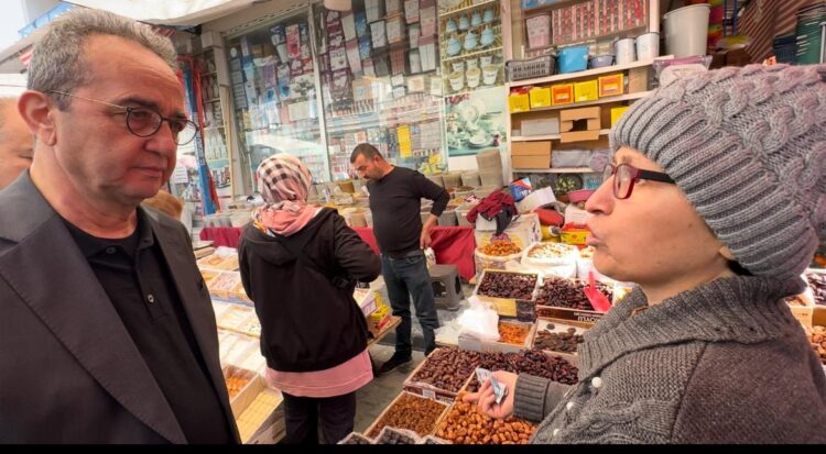 Ekonomik sıkıntıdaki vatandaşlar CHP’li Tezcan’a dert yandı:  “Adını biliyoruz, tadını unuttuk”