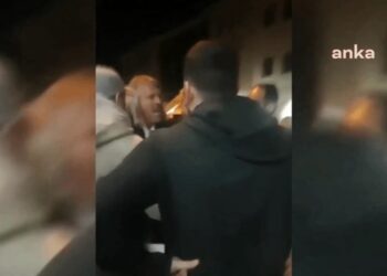 AKP’liler, afiş asan CHP’li gençlere saldırdı