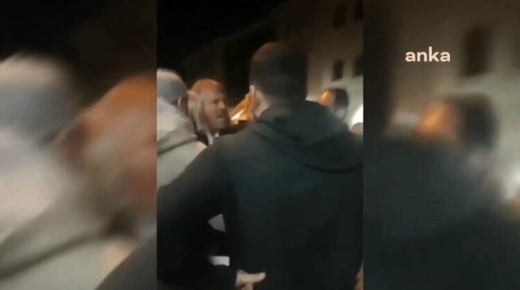 AKP’liler, afiş asan CHP’li gençlere saldırdı