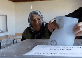 Türkiye’nin en yaşlı seçmeni 117 yaşındaki Arzu nine oyunu kullandı