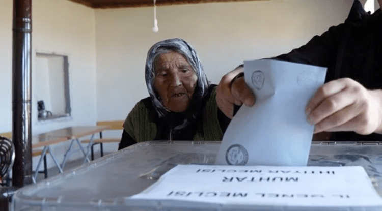 Türkiye’nin en yaşlı seçmeni 117 yaşındaki Arzu nine oyunu kullandı