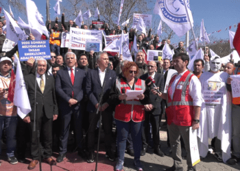 EYT’lilerden ‘kefenli’ eylem: Adalet siyaset üstüdür