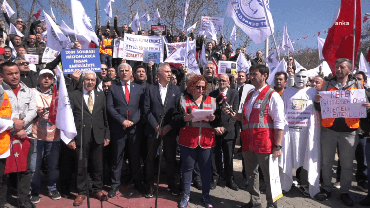 EYT’lilerden ‘kefenli’ eylem: Adalet siyaset üstüdür