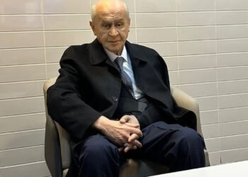 Devlet Bahçeli Kurultay’a kolu askıda geldi