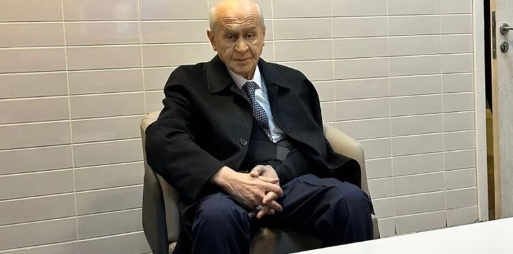 Devlet Bahçeli Kurultay’a kolu askıda geldi